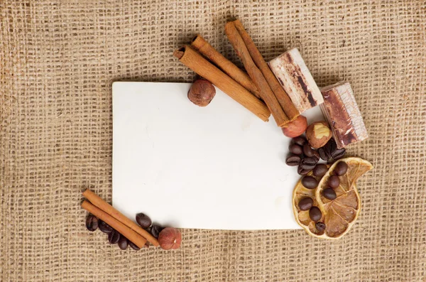 Viejo papel para recetas y especias en primer plano de arpillera — Foto de Stock