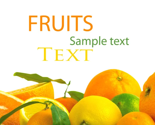 Sobrecarga de vitamina C, pilas de fruta en rodajas aisladas en blanco — Foto de Stock