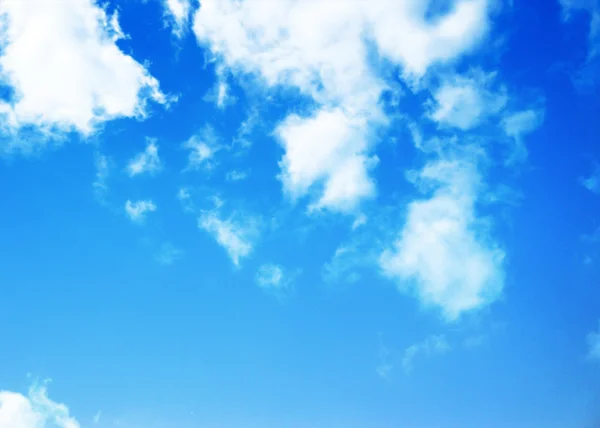 Blauer Himmel Hintergrund mit winzigen Wolken — Stockfoto