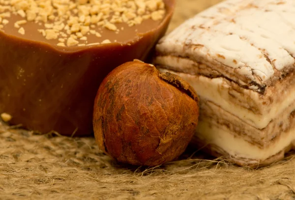 Chicchi di caffè, noci e dolci — Foto Stock