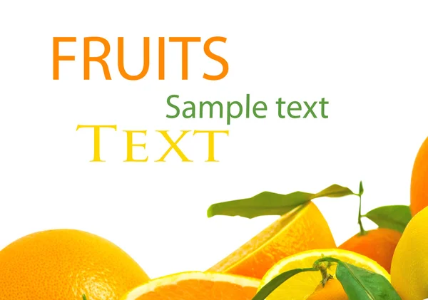 Vitamine C overbelasting, stapels van gesneden fruit geïsoleerd op wit — Stockfoto