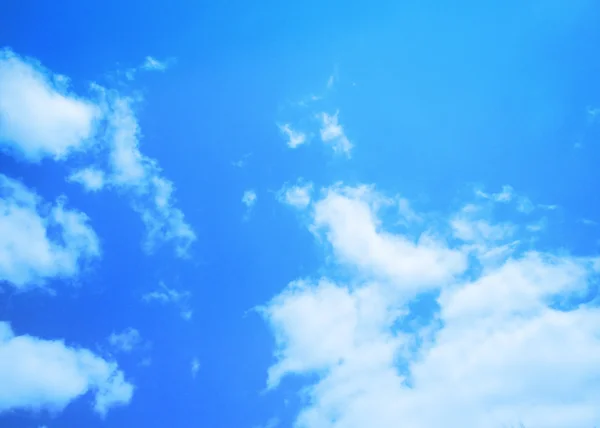 小さな雲と青空の背景 — ストック写真