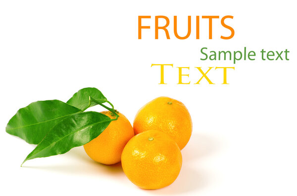 Мандарины с зелеными листьями изолированы на белом
