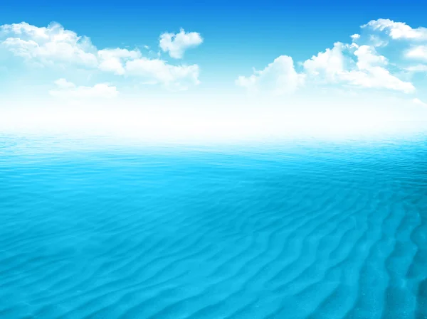 Kék tenger hullámokkal és tiszta kék égbolttal — Stock Fotó