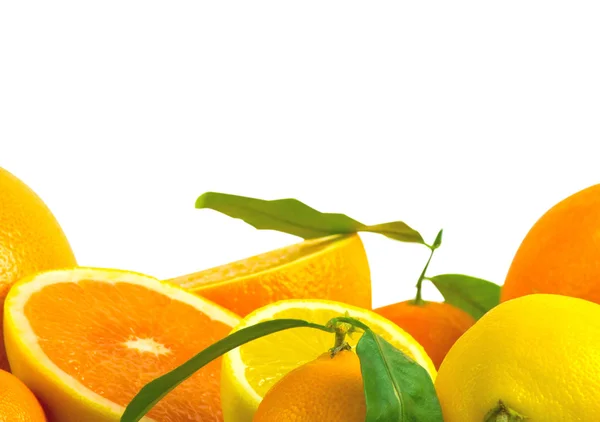 Vitamine C overbelasting, stapels van gesneden fruit geïsoleerd op wit — Stockfoto