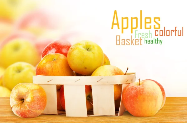 Manzanas frescas y coloridas en cesta —  Fotos de Stock