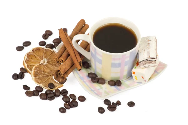 Tasse à café et grain sur fond blanc — Photo