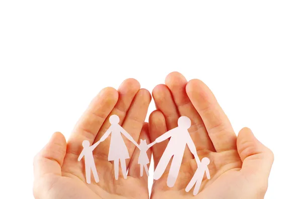 Papierfamilie in den Händen isoliert auf weißem Hintergrund — Stockfoto