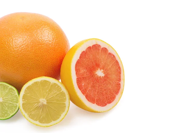 Bütün limon, limon ve portakal üzerinde beyaz izole görüntüsü — Stok fotoğraf