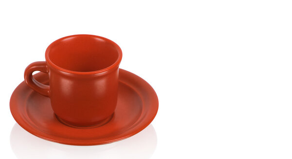 Красная чашка на красной тарелке
