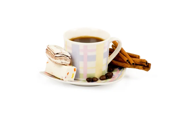 Xícara de café com doces uma canela no fundo branco — Fotografia de Stock