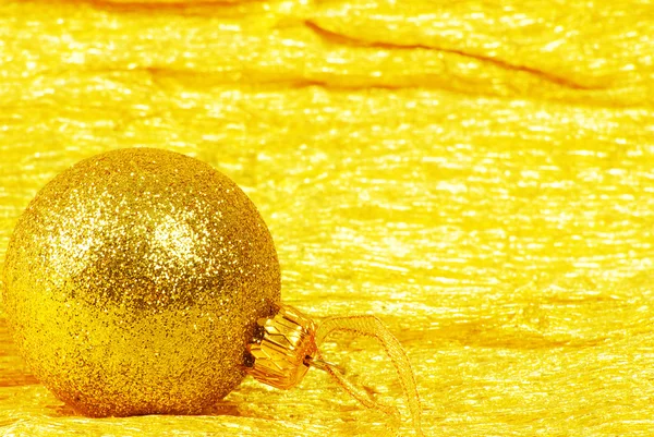 Kerstbal op gouden achtergrond — Stockfoto