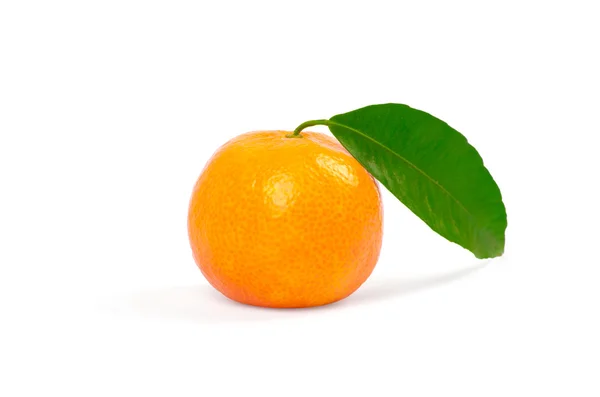 Mandarina con hojas verdes aisladas en blanco — Foto de Stock