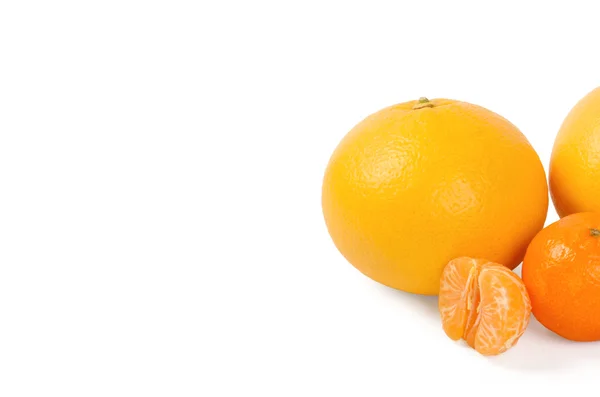 白い背景に柑橘系の新鮮な果物 — ストック写真