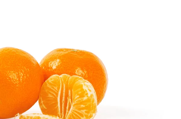 Mandarina aislada sobre fondo blanco — Foto de Stock