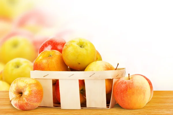 Frische und bunte Äpfel im Korb — Stockfoto