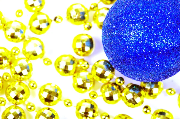 Blauwe bal met het Kerstmis met een veel kleine gouden ballen. — Stockfoto