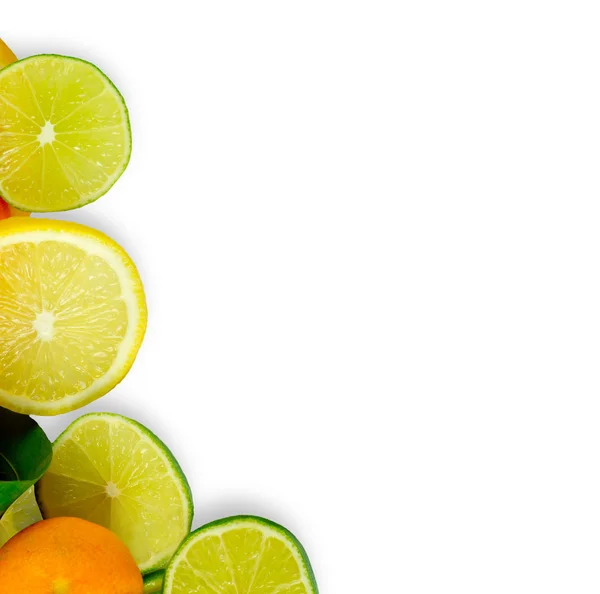 Surcharge en vitamine C, paquets de fruits tranchés isolés sur du blanc — Photo