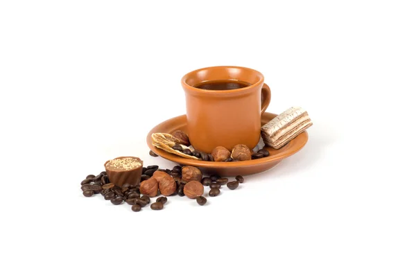 Tazza di caffè con ingredienti su sfondo bianco — Foto Stock