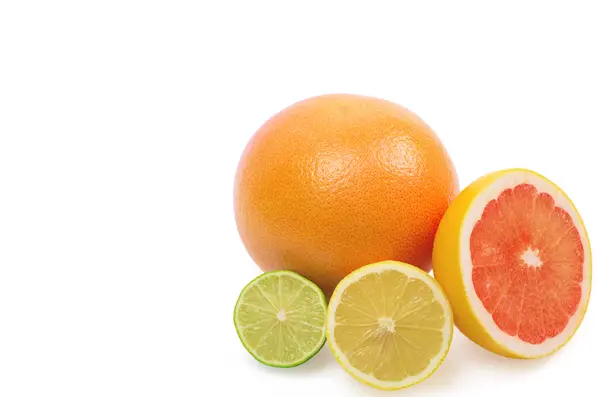 Imagen de una lima entera fresca, limón y naranja aislados en blanco — Foto de Stock