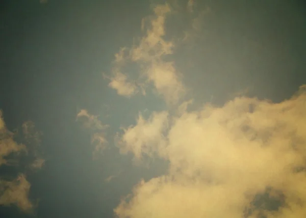 Ročník sky pozadí, se základnou na obloze. — Stock fotografie