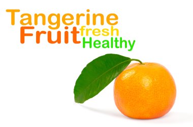 Beyaz üzerinde yeşil yapraklı mandalina