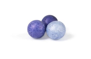 beyaz izole renkli boncuklar