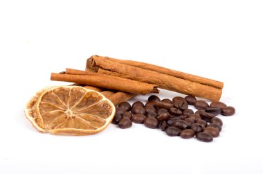 kahve çekirdekleri, tarçın ve üzerinde beyaz izole limon