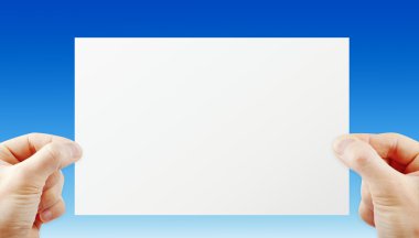 kağıt üzerinde mavi izole tutan eller