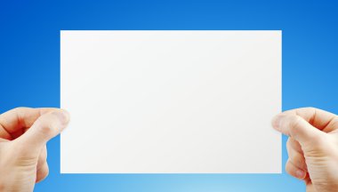 kağıt üzerinde beyaz izole tutan eller