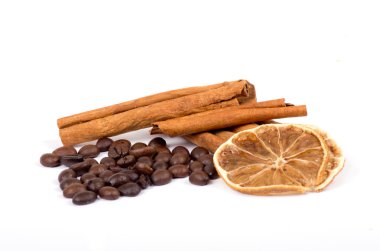 kahve çekirdekleri, tarçın ve üzerinde beyaz izole limon