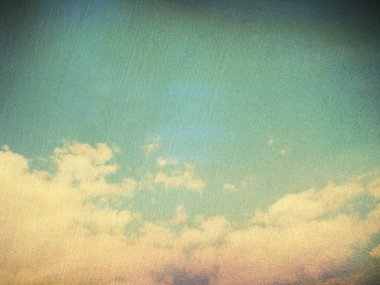Bulutlu gökyüzünün retro resmi