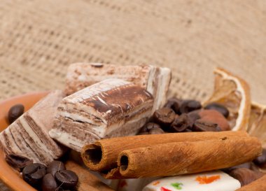 şeker, tarçın, fındık ve kahve çekirdekleri üzerine bir daire