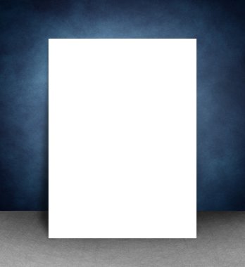 Tablo bir duvarın yanında durduğunu