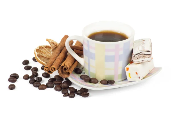 Tasse Kaffee mit Zutaten auf weißem Hintergrund — Stockfoto