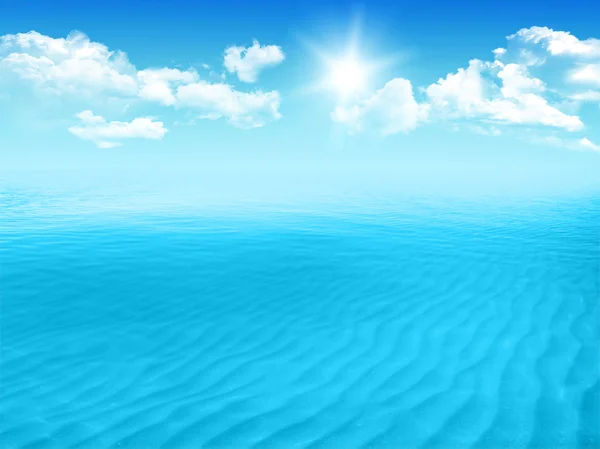 Mar azul com ondas e céu azul claro — Fotografia de Stock