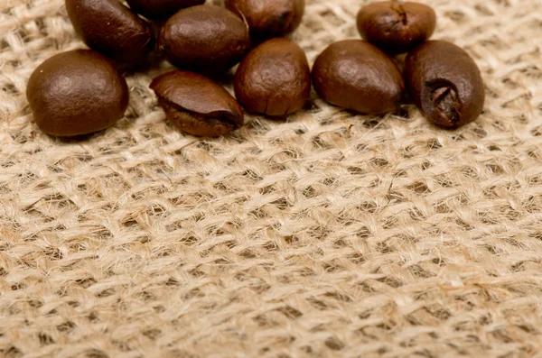 Grains de café sur le sac (toile de jute ) — Photo