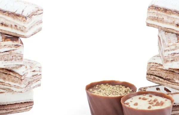 Chocolate e doces sobre branco — Fotografia de Stock