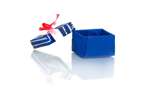 Geschenkbox mit Band isoliert auf weiß — Stockfoto