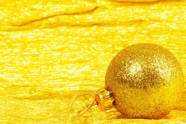 Bożonarodzeniowa piłka na złotym tle — Zdjęcie stockowe