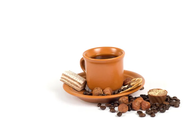 Φλιτζάνι καφέ με συστατικά σε λευκό φόντο — Φωτογραφία Αρχείου