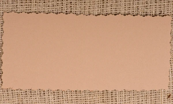 Vieille étiquette en papier sur toile de jute naturelle — Photo