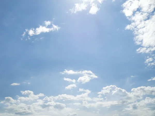 Blauwe lucht achtergrond met kleine wolken — Stockfoto