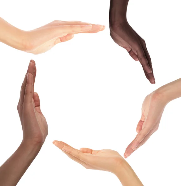 Symbole conceptuel de mains humaines multiraciales formant un cercle — Photo