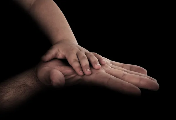 Baby hand met vaders hand — Stockfoto