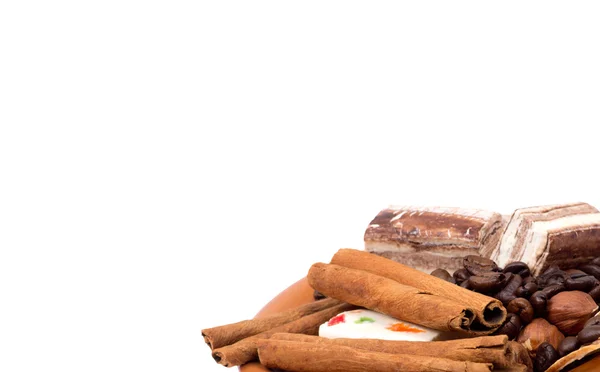 Sweets, cinnamon, nuts and coffee beans on a saucer — Φωτογραφία Αρχείου