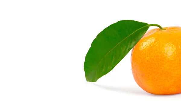 Mandarin med gröna blad isolerade på vitt — Stockfoto