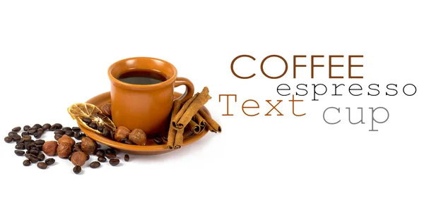 Csésze kávé alapanyagokból egy fehér háttér — Stock Fotó