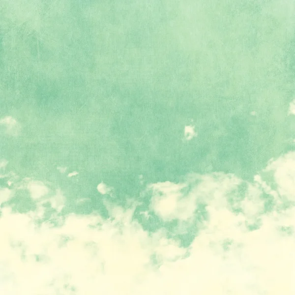 Небо, туман и облака на текстурированной винтажной бумаге — стоковое фото
