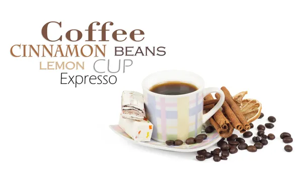 Tazza di caffè con ingredienti su sfondo bianco — Foto Stock
